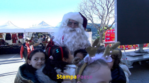 Le père Noël est déjà arrivé à Munticellu pour le marché.