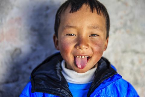 Tirer la langue au Tibet salutation