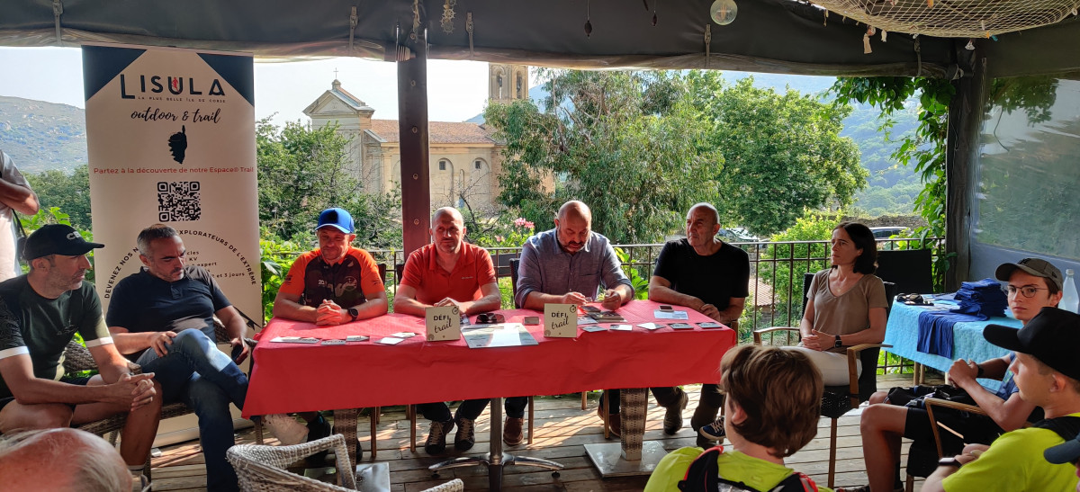 Devant plusieurs sportifs, organisateurs et associations les élus ont présenté l'espace trail.