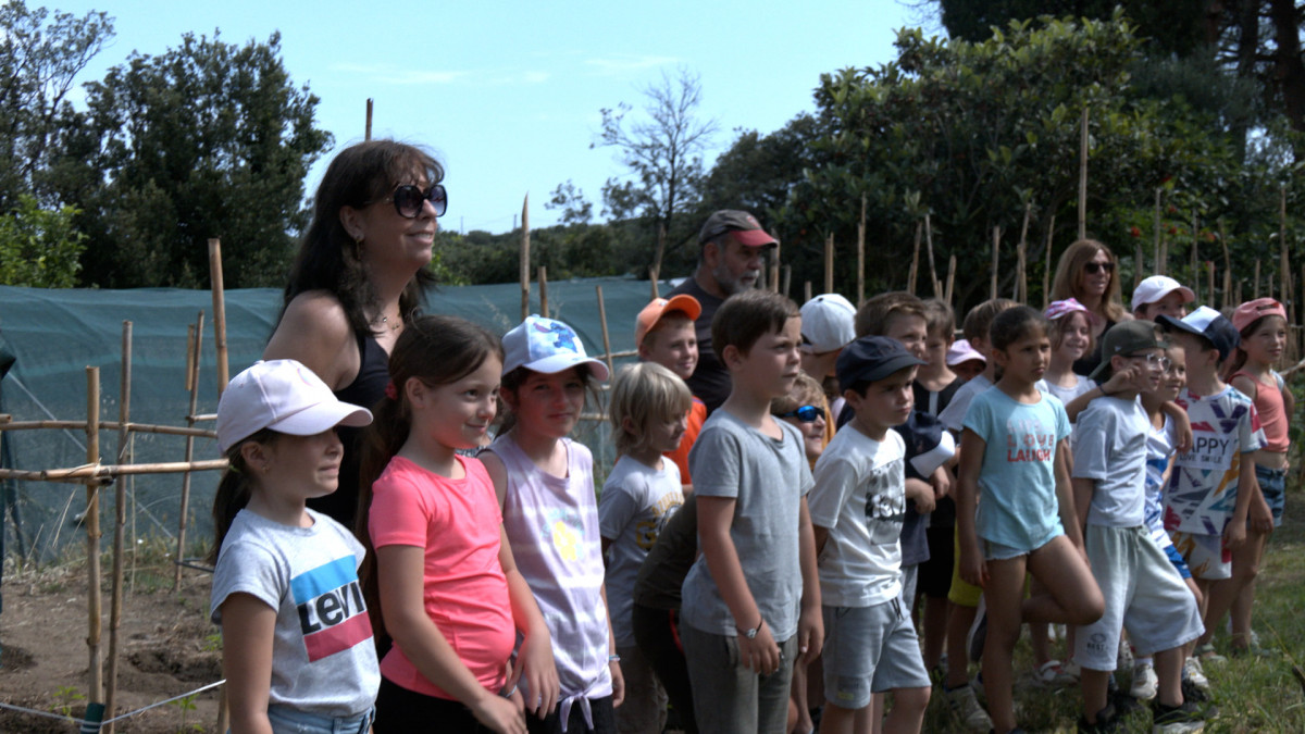 Lors de la visite des deux jardins de Santa-Riparata, les élèves ont pu en apprendre plus sur les différentes variétés de fruits, de légumes et de plantes aromatiques présentes
