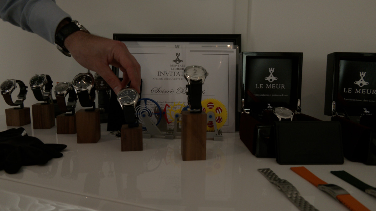 Les trois artisans présentent les montres issues de leur collaboration
