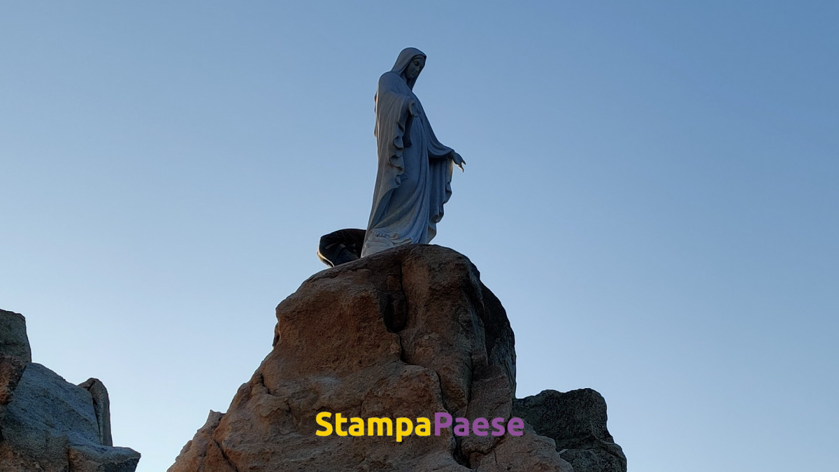 La statue de Notre Dame de la Serre trône désormais sur son rocher