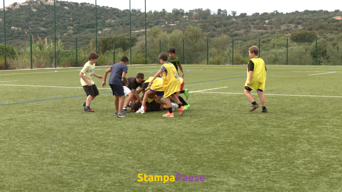 Le mercredi les enfants de l'école de rugby se réunissent pour s'entraîner sur le stade de Lumiu