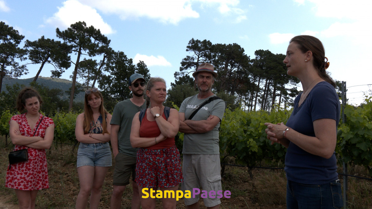 La propriétaire, Camille-Anais Raoust, fait visiter son domaine à des visiteurs conquis