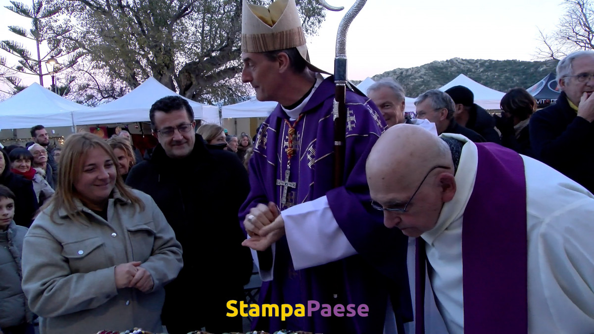 Visite du Cardinal au marché de Noël