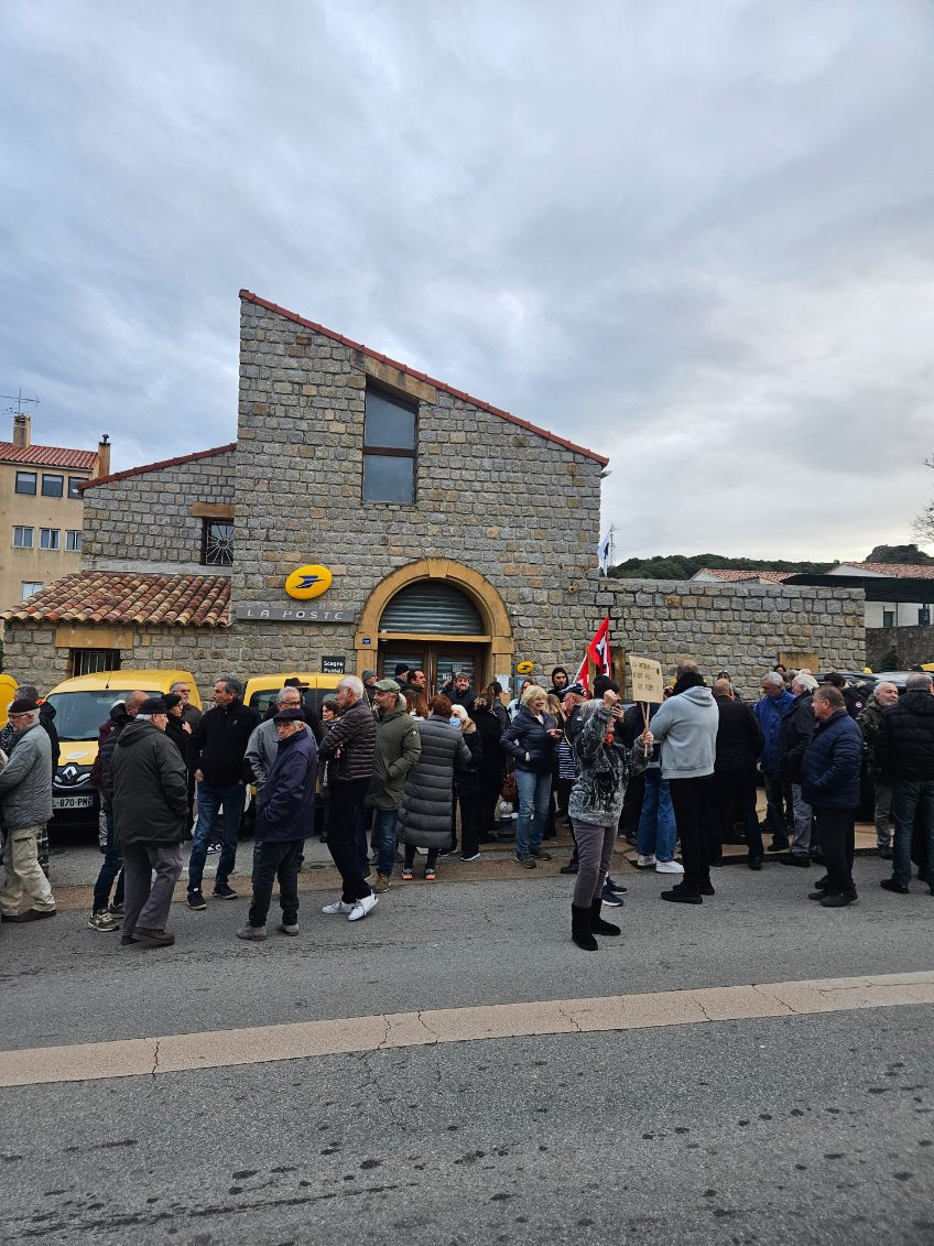 Mobilisation de la poste de Cauro en soutien à une factrice