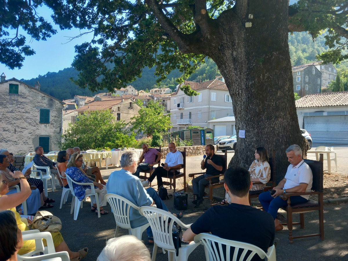 Venacu Girandulibru met à l’honneur la Maison d’Éditions ÒMARA et ses Auteur sous le chêne…