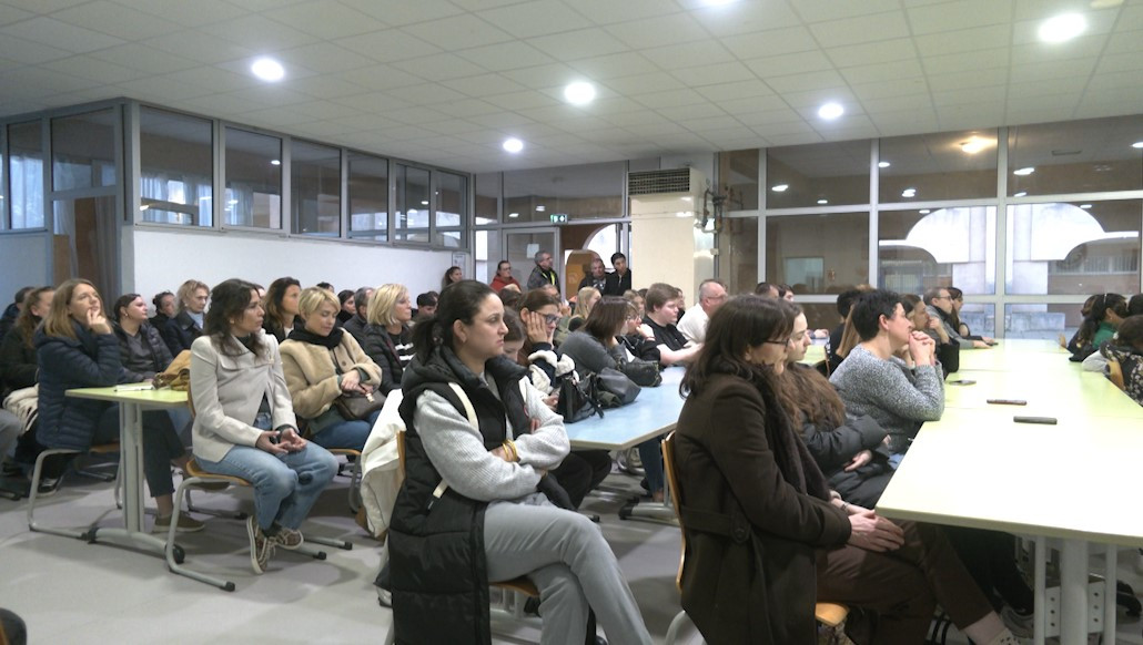 Parents et élèves présents lors de la réunion présentée par Emeline Luciani, proviseure du lycée de Balagne