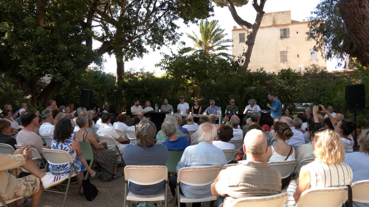 Cinéastes et écrivains ont pris la parole dans les jardin de la Casa Bacciochi