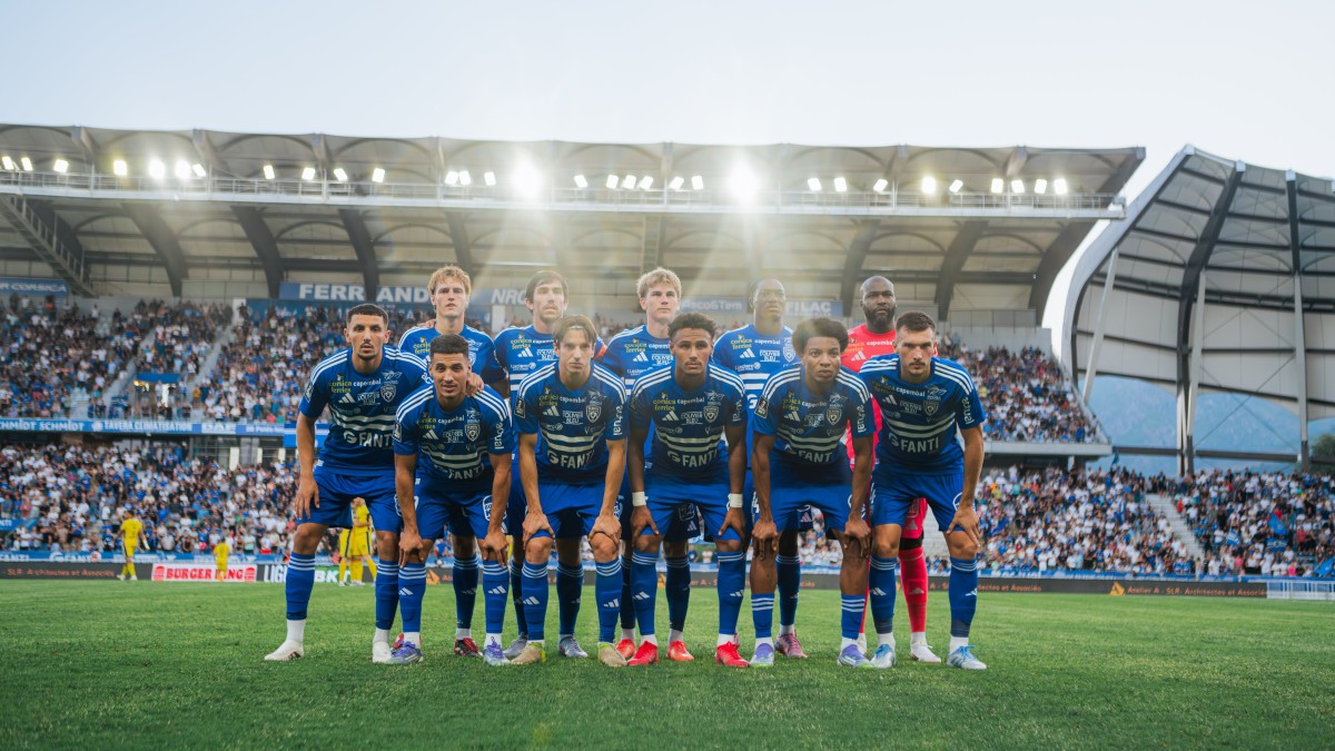 Photo d'équipe en amont de la première rencontre (Crédit : Photo SC Bastia)