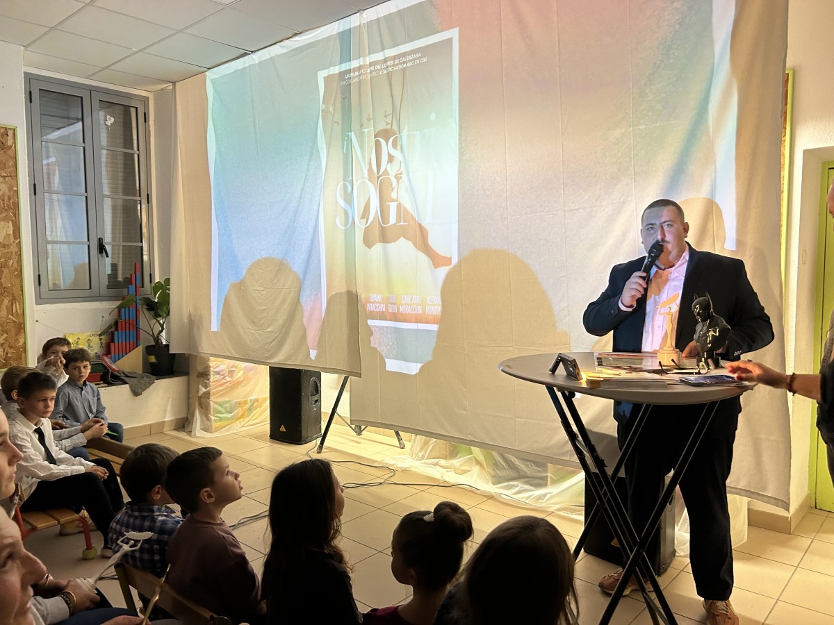 Le directeur Clément Courtois présente le film des enfants du Centre aéré