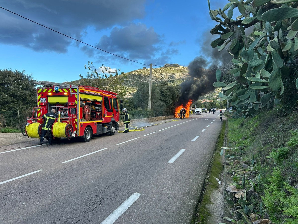 Voiture en feu à Lumiu