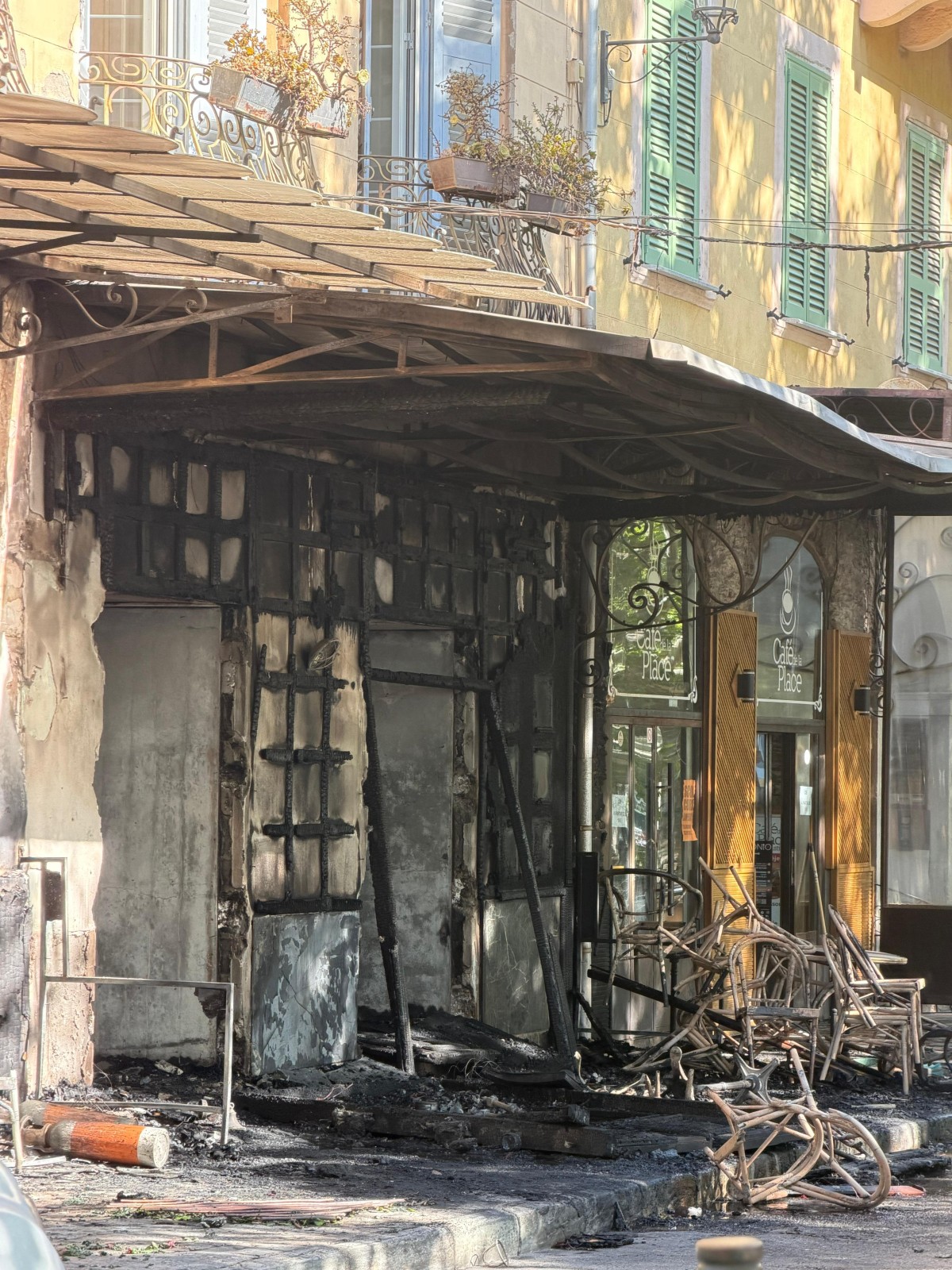 Bastia : Le Café de la Paix ravagé par les flammes en pleine nuit, la piste criminelle privilégiée