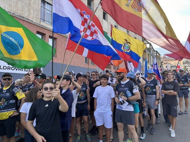 ARWC 2026 : les équipes défilent dans les rues de Corti