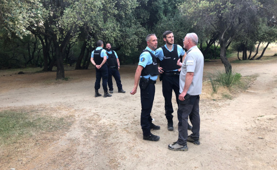 Sur la plage d'Algajola, les gendarmes se sont réunis avec les agents des services des littoraux et terrestres de la Collectivité de Corse. © Gabriel Page