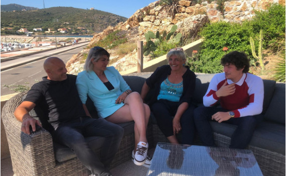 De gauche à droite, Cédric Boell, directeur du restaurant familial Les Gones Corses à l’Ile Rousse (2B), Carole Boell, cheffe cuisinière et directrice de l’établissement, Marie France Ricci, serveuse et Thomas Ricci, serveur également.  © Gabriel Page