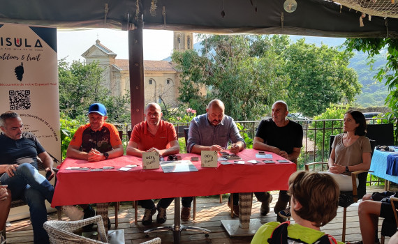 Devant plusieurs sportifs, organisateurs et associations les élus ont présenté l'espace trail.