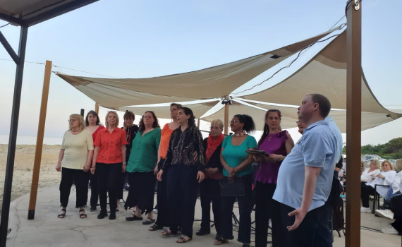 La chorale de l’association vue d’ensemble a beaucoup apprécié la culture musicale de notre île.