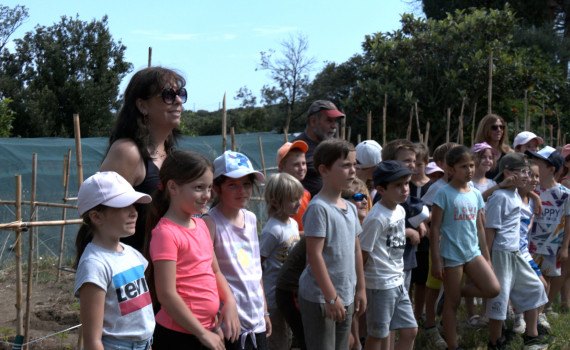 Lors de la visite des deux jardins de Santa-Riparata, les élèves ont pu en apprendre plus sur les différentes variétés de fruits, de légumes et de plantes aromatiques présentes