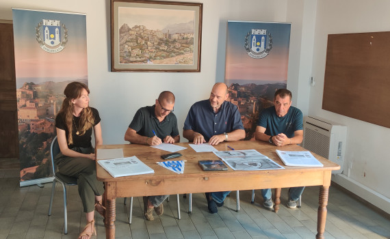 Claude Ferrande et Jean-Francois poli signent la convention