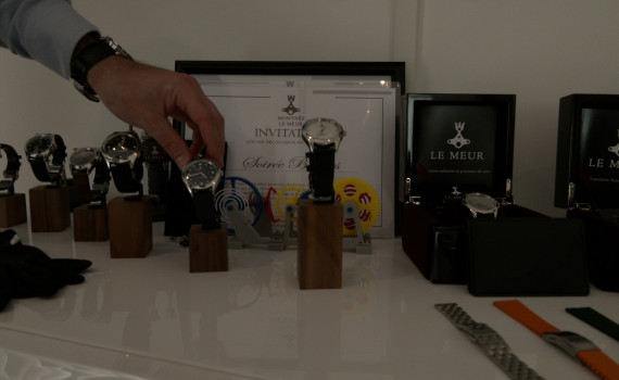 Les trois artisans présentent les montres issues de leur collaboration