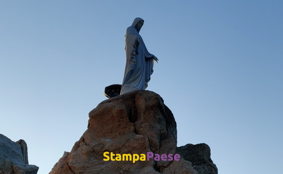 La statue de Notre Dame de la Serre trône désormais sur son rocher