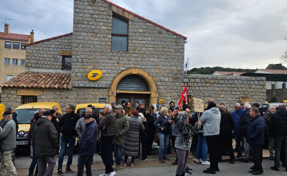 Mobilisation de la poste de Cauro en soutien à une factrice