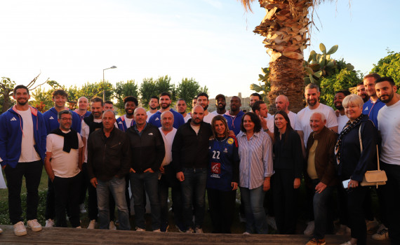 L'équipe de France pose avec l'équipe municipale de L'Isula