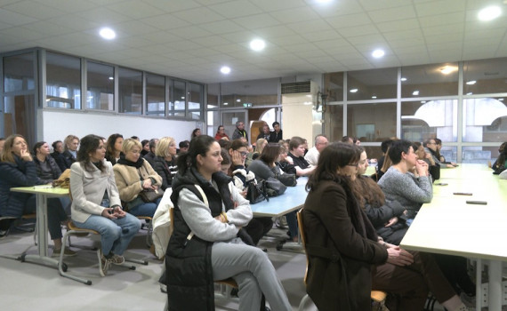 Parents et élèves présents lors de la réunion présentée par Emeline Luciani, proviseure du lycée de Balagne