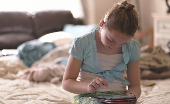 enfant et tablette