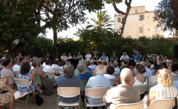 Cinéastes et écrivains ont pris la parole dans les jardin de la Casa Bacciochi