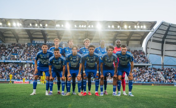 Photo d'équipe en amont de la première rencontre (Crédit : Photo SC Bastia)