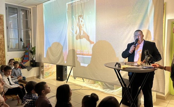 Le directeur Clément Courtois présente le film des enfants du Centre aéré