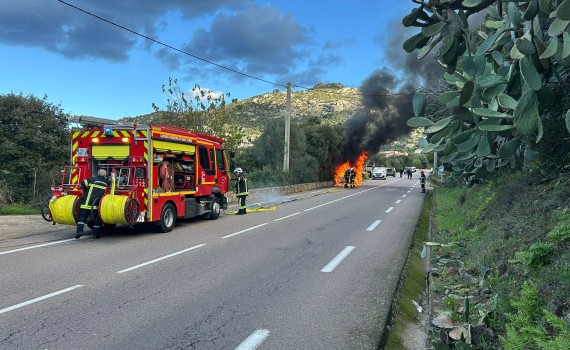 Voiture en feu à Lumiu