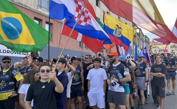ARWC 2026 : les équipes défilent dans les rues de Corti