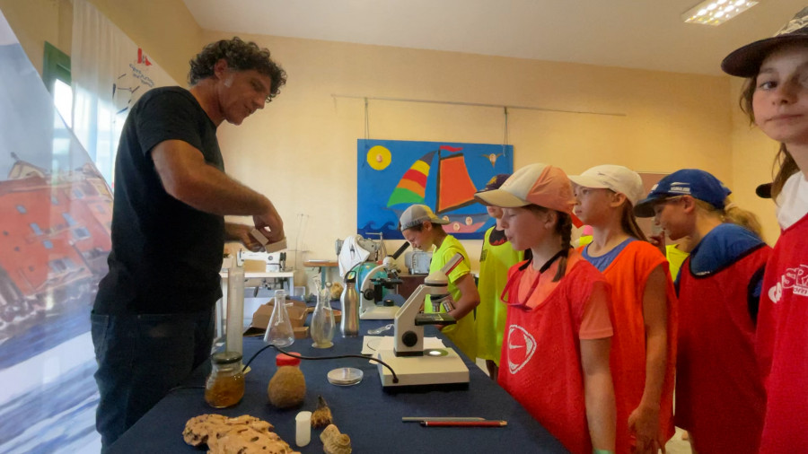 Les élèves découvrent le laboratoire du professeur Octopus