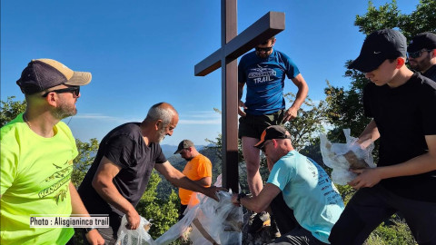 Les bénévoles de Ghjuventù Alisgianinca ont érigé la croix au sommet du mont Trè Pieve