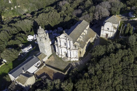 L’église Saint-Cyprien de Morsiglia En Haute-Corse, c’est l’église Saint-Cyprien de Morsiglia qui bénéficiera du dispositif. Édifiée sur un promontoire dominant la mer, cette église, encore consacrée, accueille ponctuellement des célébrations et événements culturels. Son état de dégradation est préoccupant : une fissure fragilise la structure entre le chœur et le corps du bâtiment, la toiture affaissée n’assure plus l’étanchéité, et les infiltrations menacent fresques et objets d’art, dont certains sont cl